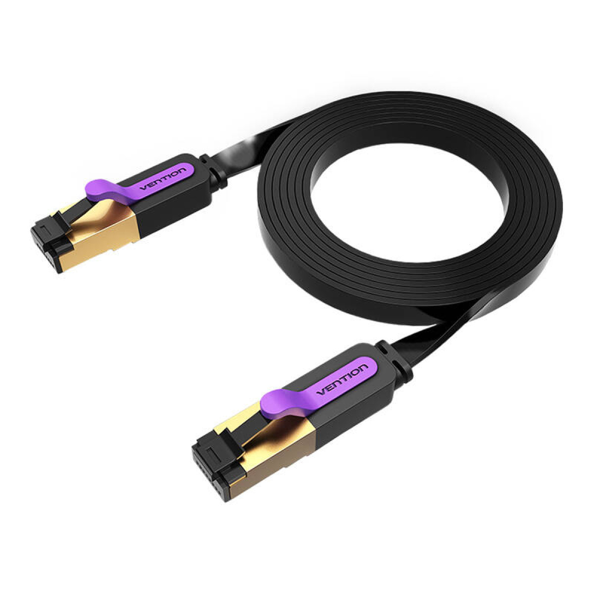 Câble Ethernet plat noir avec connecteurs violets et dorés, enroulé sur fond blanc.