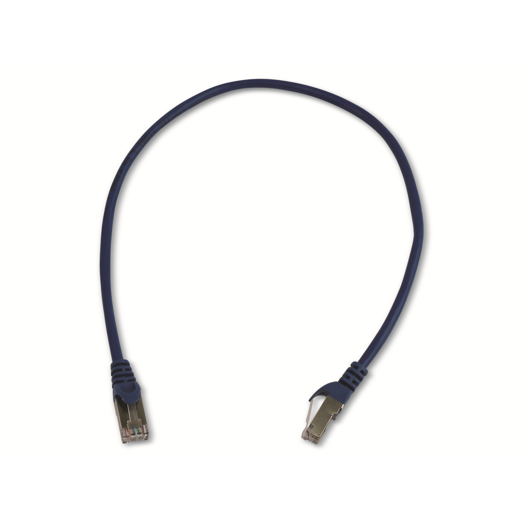 Cavo Ethernet blu con connettori. Sfondo bianco. Il cavo forma una U.