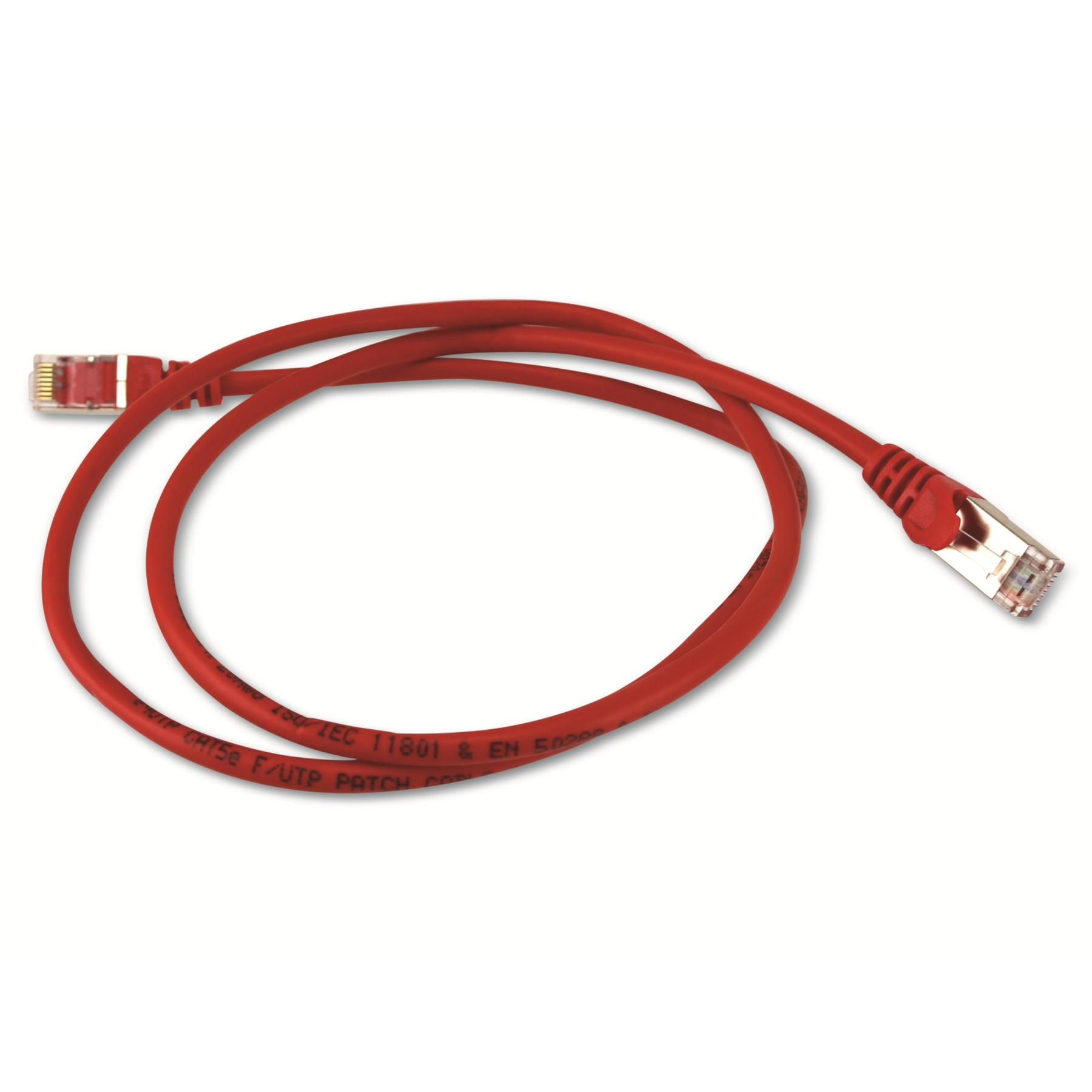 Un cavo Ethernet rosso con connettori su sfondo bianco.