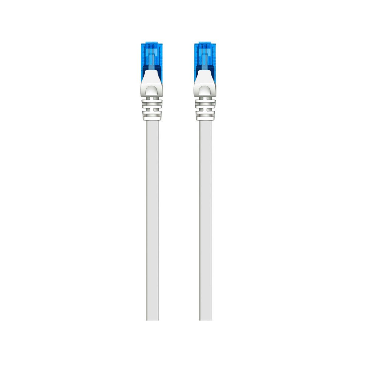 Weiße Ethernet-Kabel mit blauen Steckern. Weißer Hintergrund. Kabel sind parallel.
