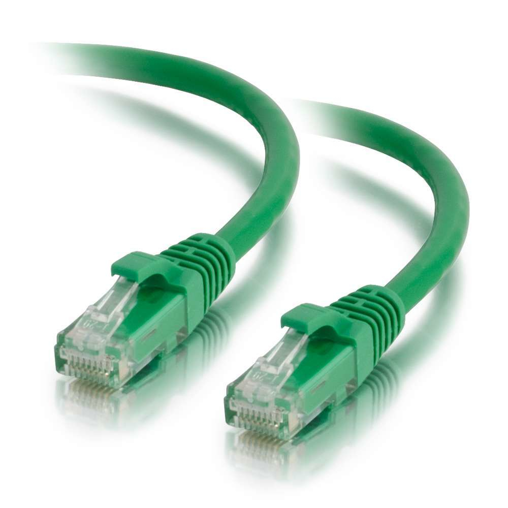 Zwei grüne Ethernet-Kabel mit transparenten Steckern auf weißem Grund, die das Licht reflektieren.