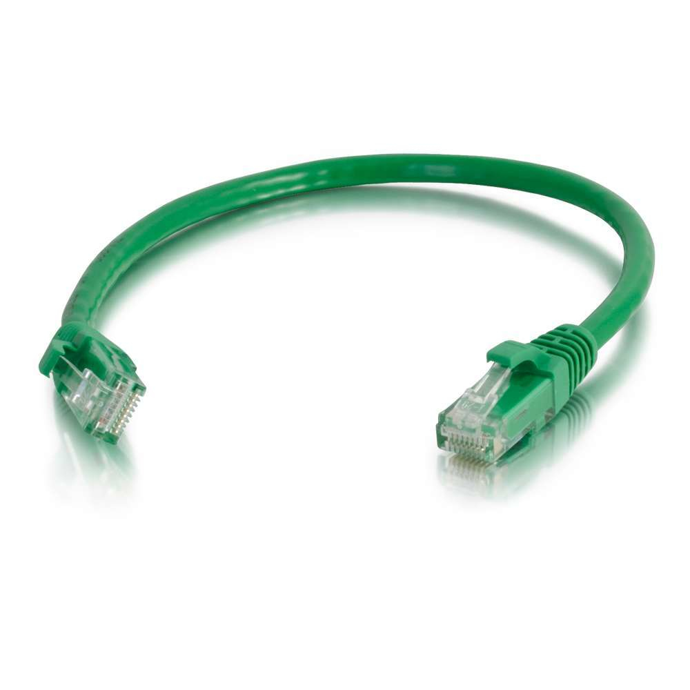 Zwei grüne Ethernet-Kabel mit transparenten Steckern, isoliert auf weißem Grund.
