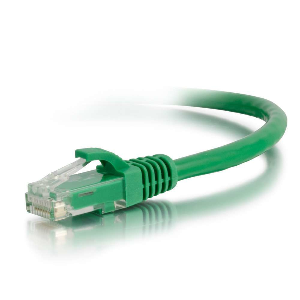 Ein grüner Ethernet-Kabelstecker mit transparentem Clip, isoliert auf weißem Grund.