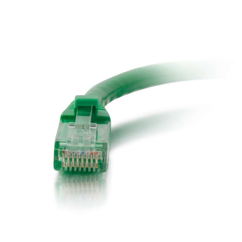 Ein grüner Ethernet-Stecker auf weißem Hintergrund.