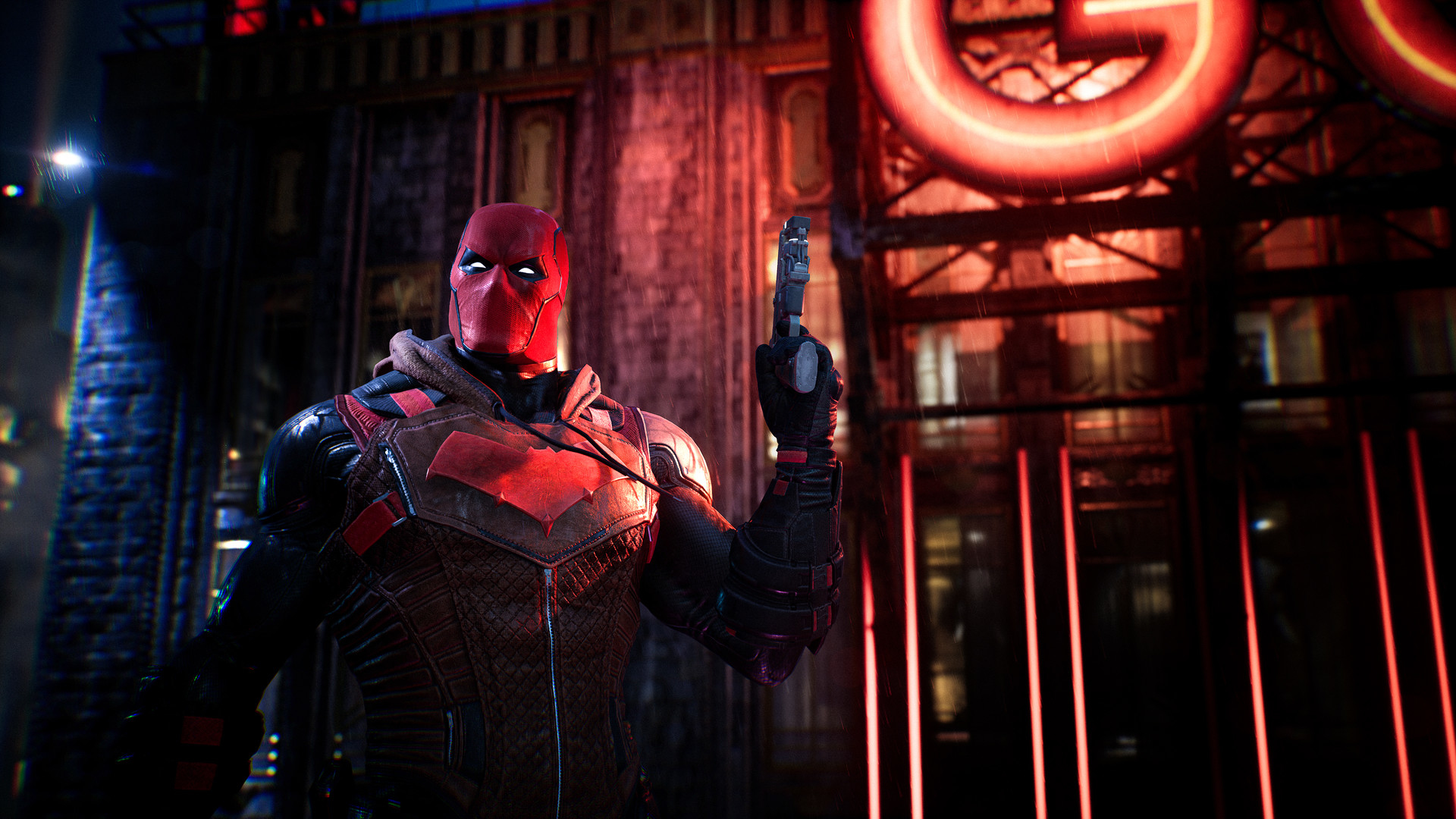 Red Hood in Kostüm mit Waffe, urbane Nachtszene.