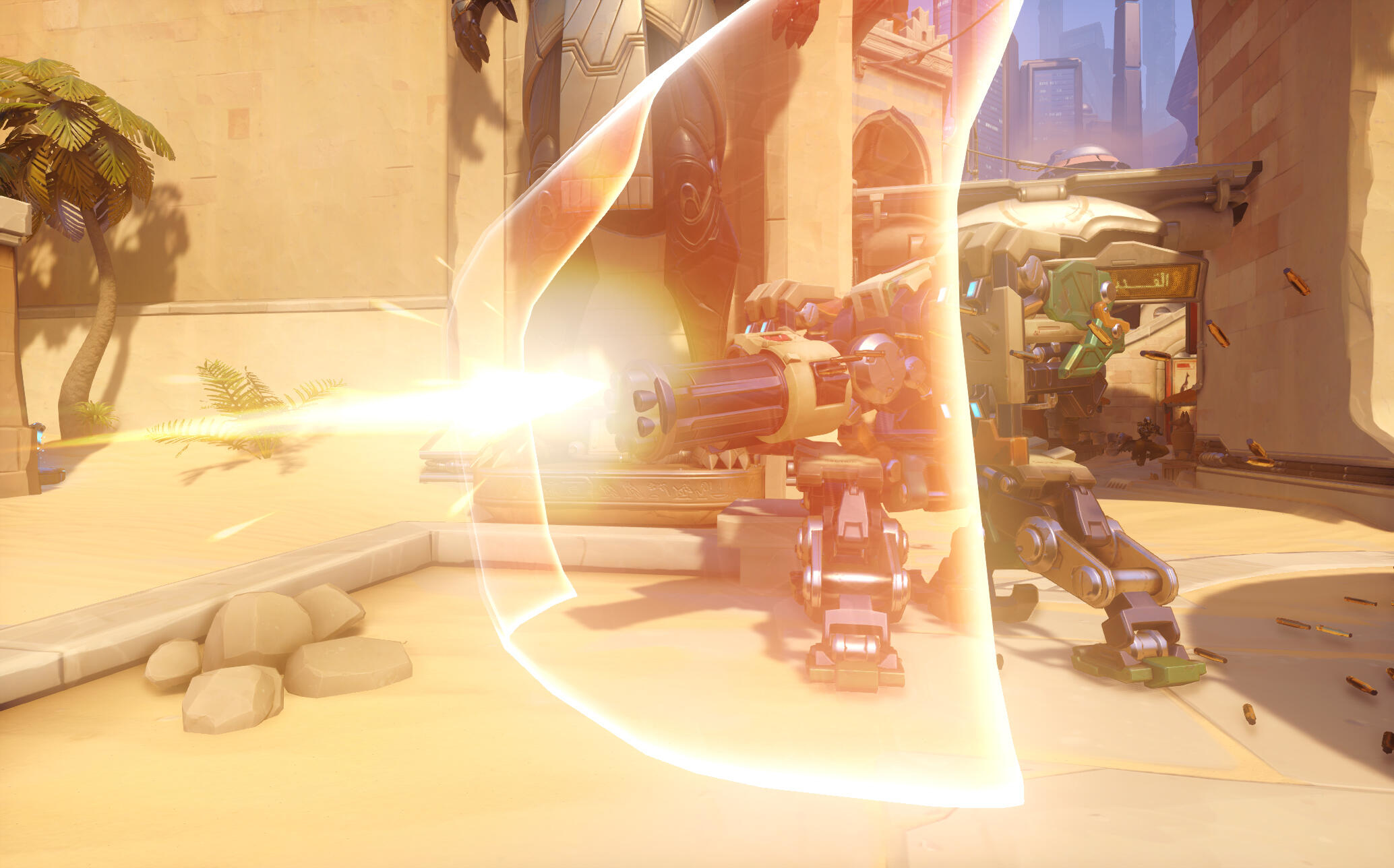 Robot strzela z broni z tarczą energetyczną, pustynne tło. Scena z gry Overwatch.