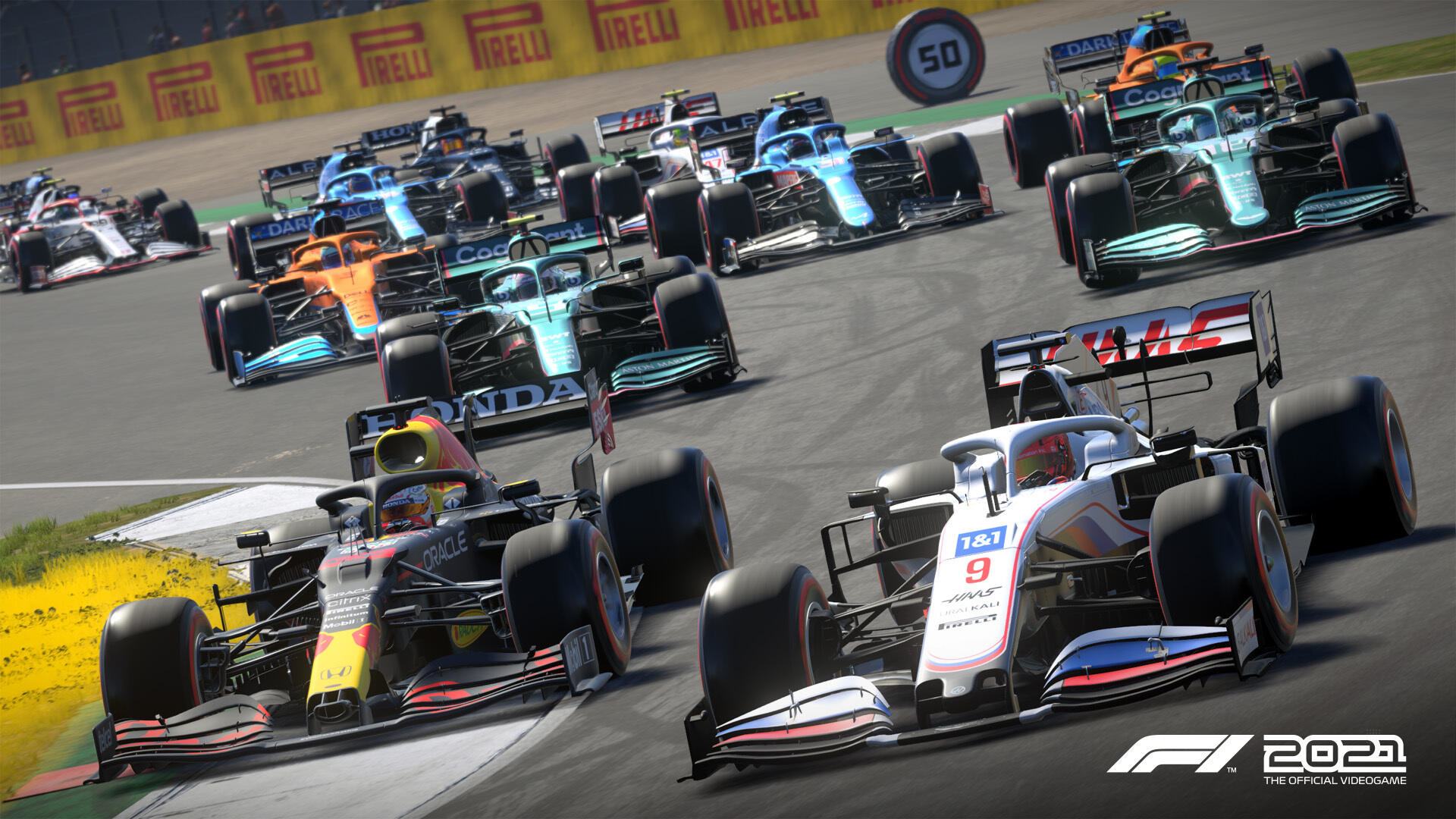 Samochody Formuły 1 ścigają się, wiele samochodów w ujęciu, wszystkie w wyścigu. Logo F1 2021 w prawym dolnym rogu.