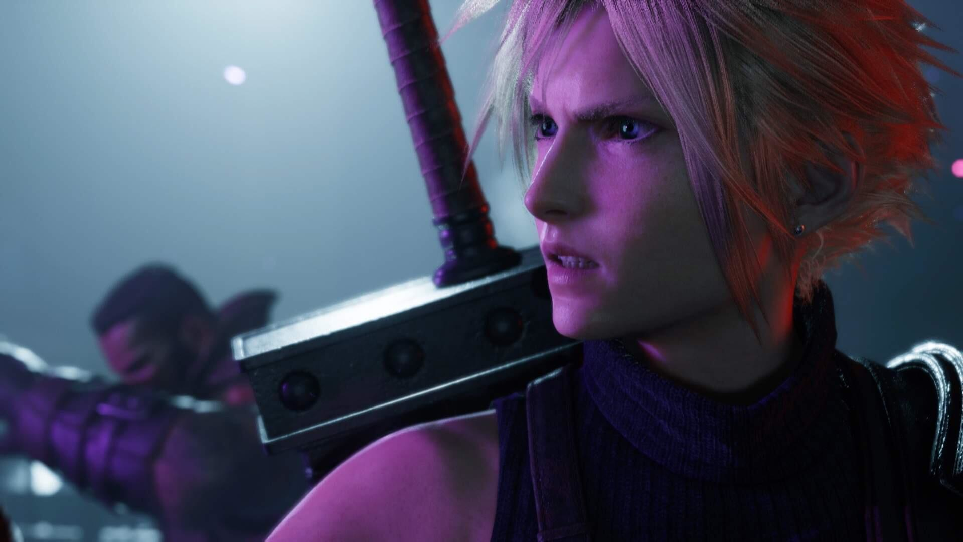 Cloud di Final Fantasy VII guarda di lato, con una grande spada sulla schiena.
