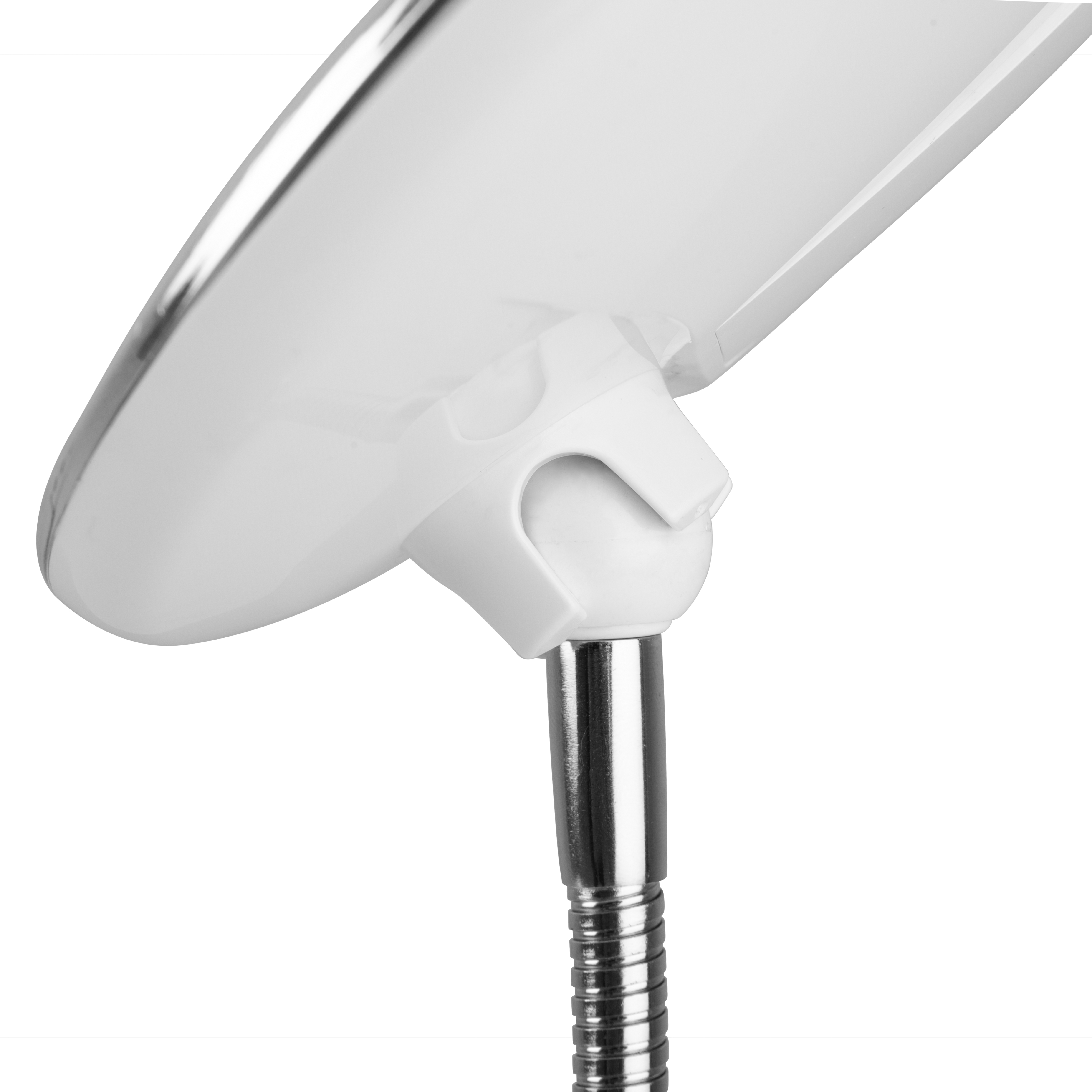 Primer plano de una lámpara de escritorio blanca, con cuello flexible plateado y cabezal blanco.