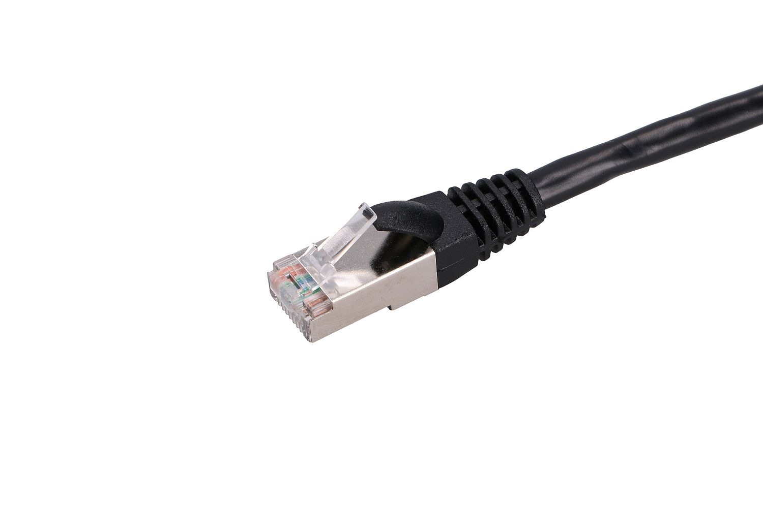Zbliżenie końca czarnego kabla ethernet. Srebrne złącze.