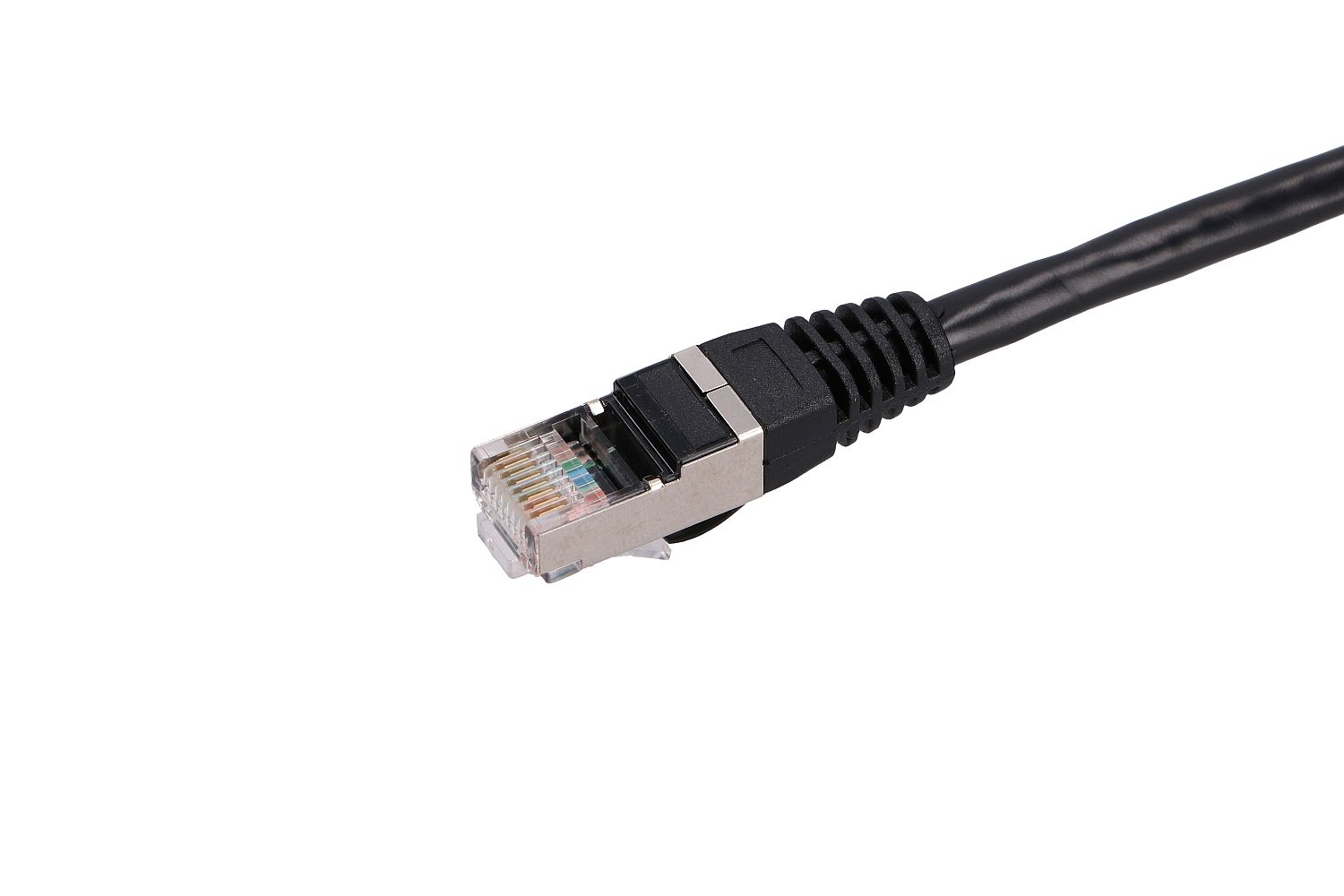 Koniec kabla Ethernet, czarny kabel, srebrne złącze i przezroczysty wielokolorowy port.