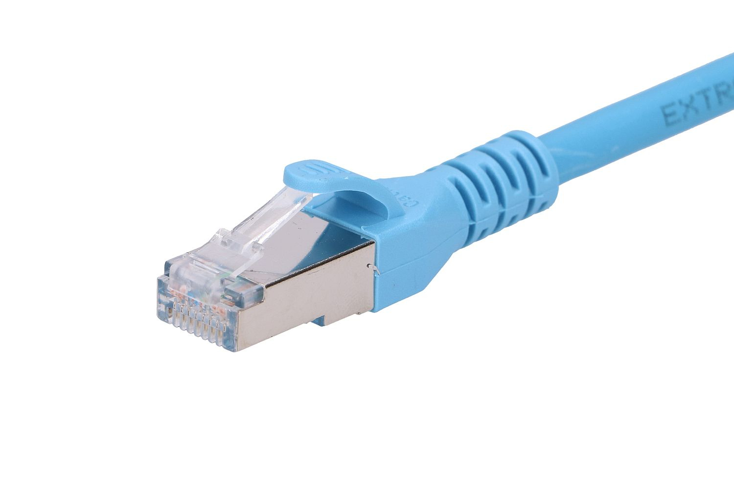 Zbliżenie niebieskiego kabla Ethernet. Przejrzyste tło.