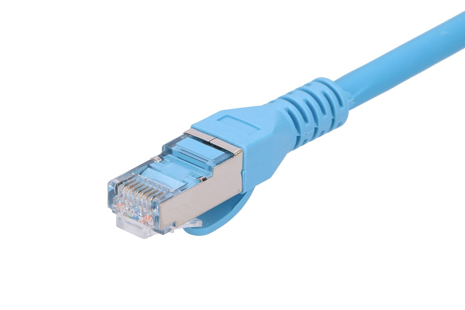 Zbliżenie niebieskiego złącza kabla Ethernet na białym tle.
