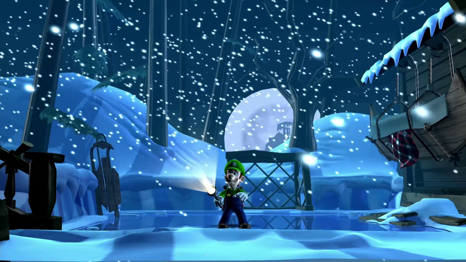 Luigi en un entorno nevado sosteniendo una linterna. Nieve cae en la escena con una cabaña al fondo.