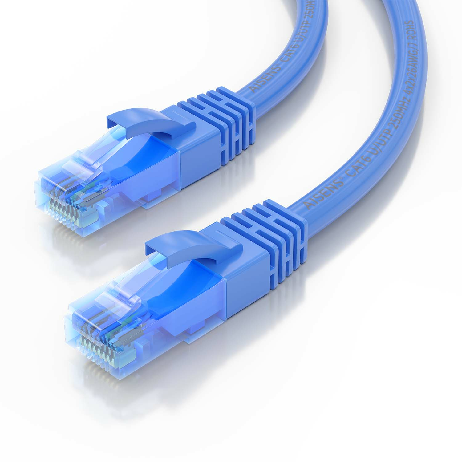 Twee blauwe netwerkkabels met blauwe connectoren, close-up, tegen een witte achtergrond.