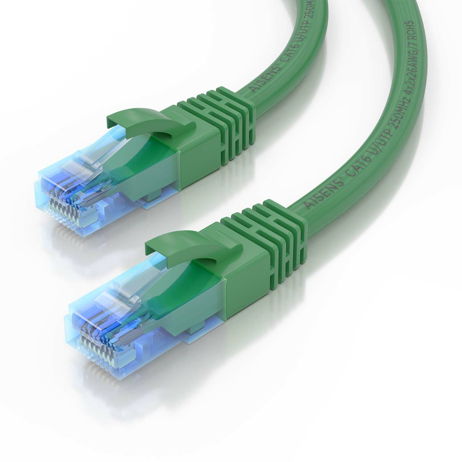 Twee groene netwerkkabels met groene connectoren, close-up, tegen een witte achtergrond.