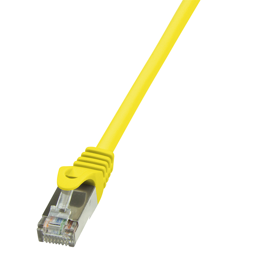 Un cavo Ethernet giallo con un connettore trasparente su sfondo bianco.