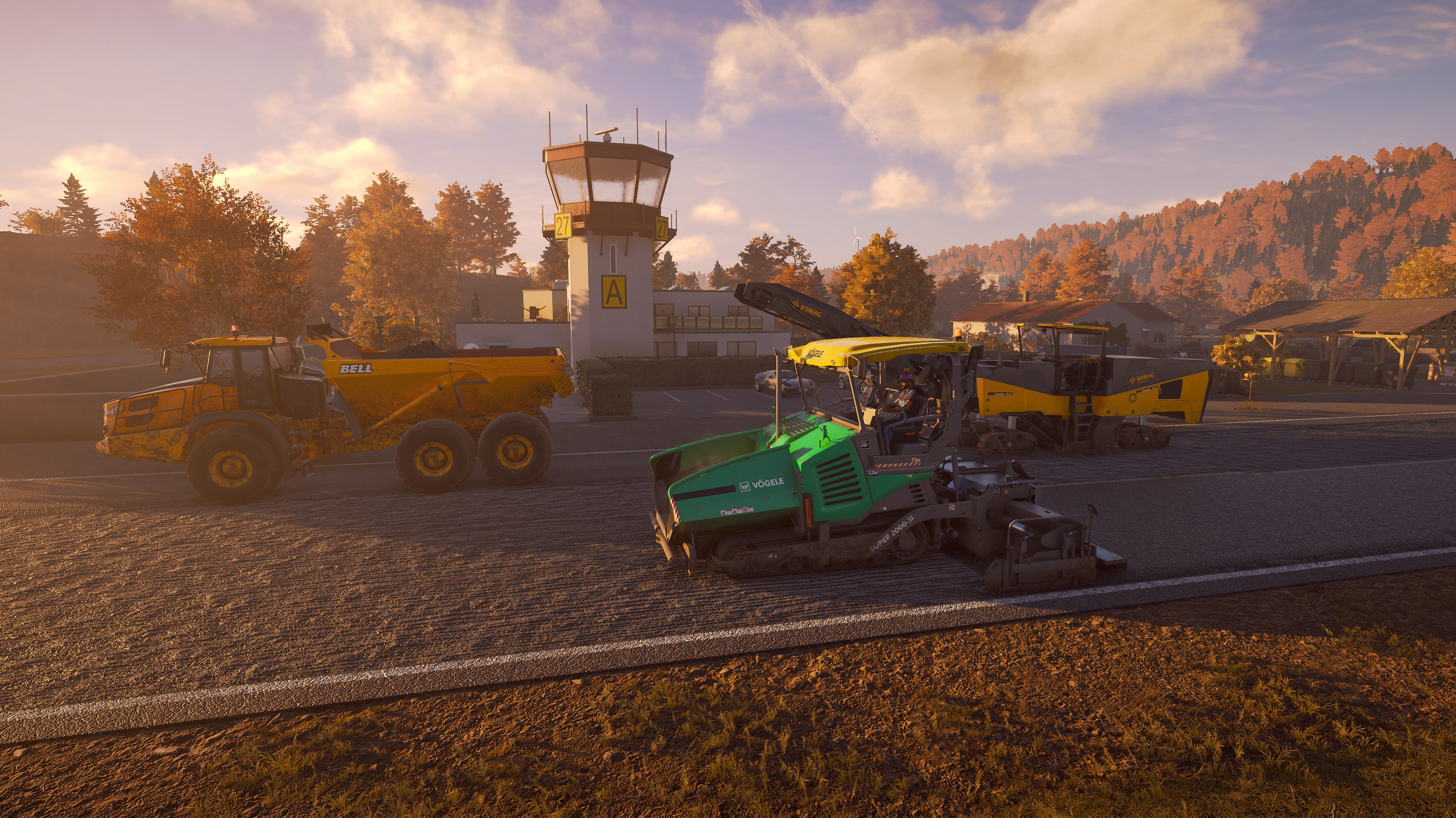 Baustellenszene mit Maschinen: Muldenkipper, Asphaltfertiger und Straßenwalze. Flughafen-Kontrollturm.