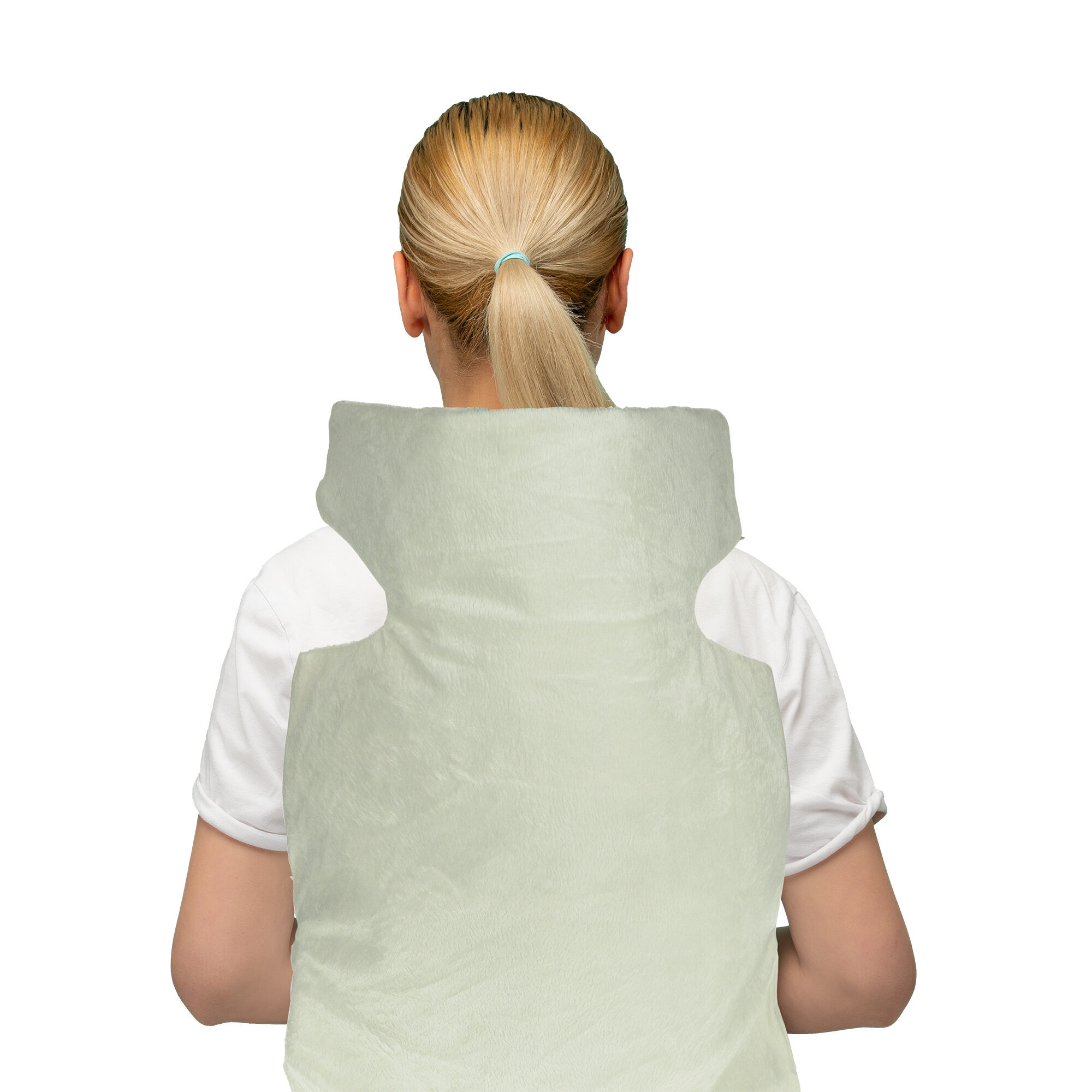 Mujer de espaldas con camisa blanca, un calentador de cuello verde claro. Pelo rubio en coleta.