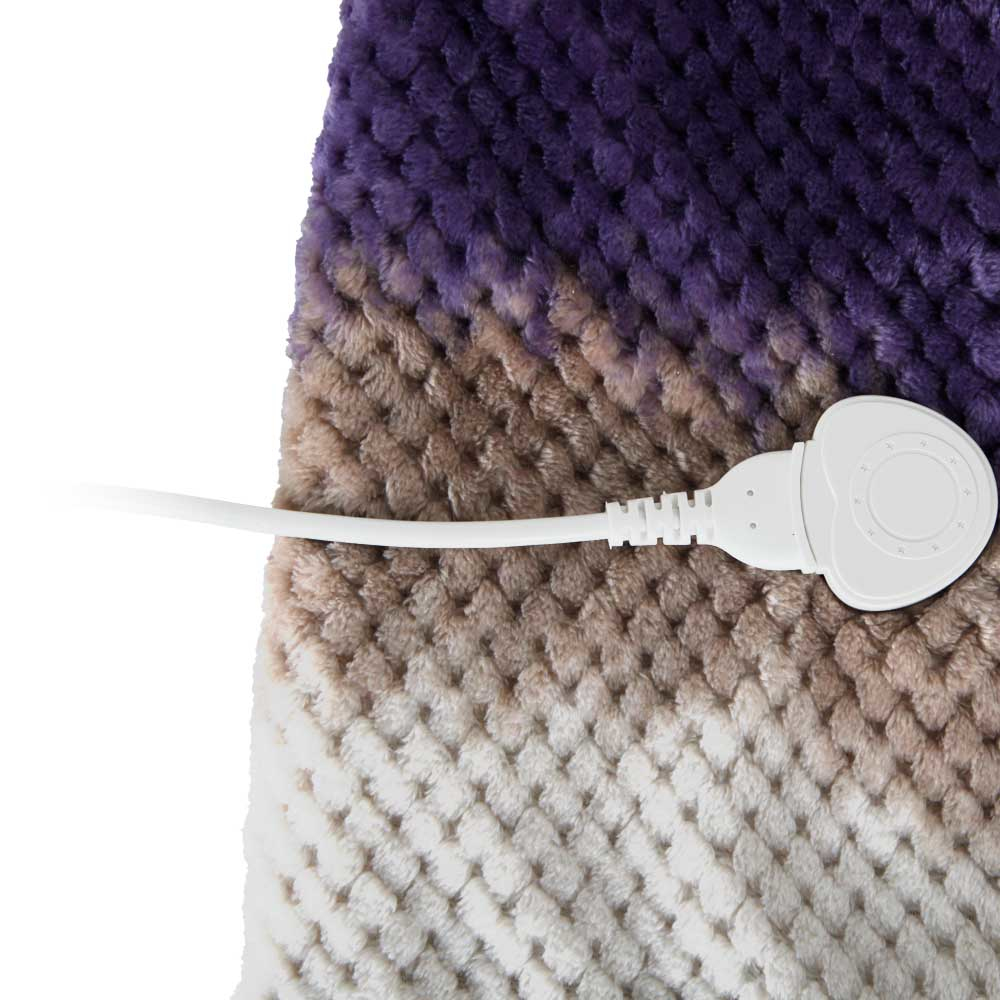 Zbliżenie białego panelu sterowania na wielokolorowym kocu.