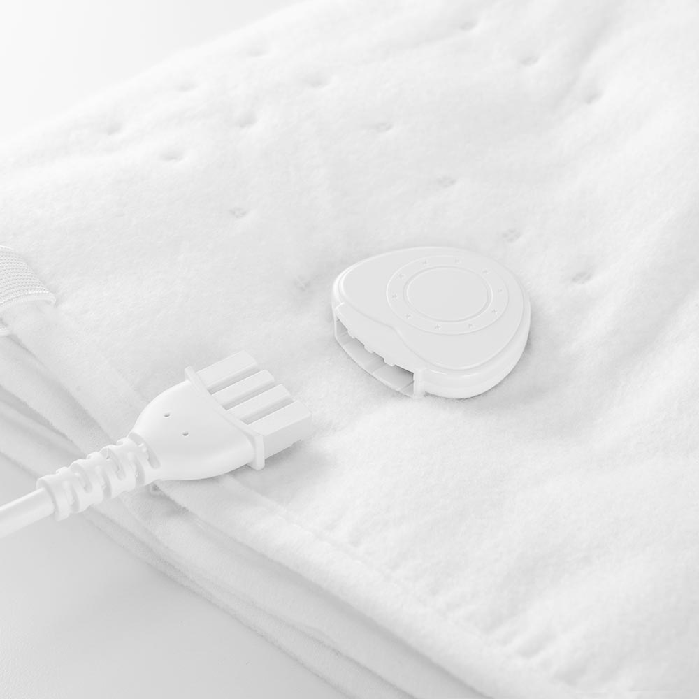 Zbliżenie białej poduszki grzewczej ze złączem. Białe tło.