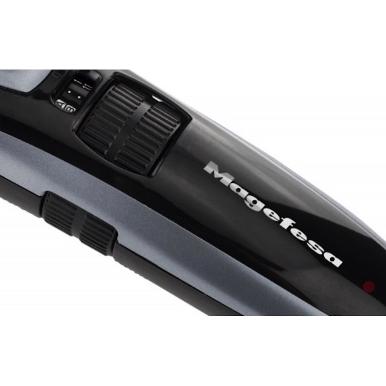 Primer plano de una recortadora de cabello 'Magefesa' que muestra el dial de ajuste y la configuración, negro y gris.