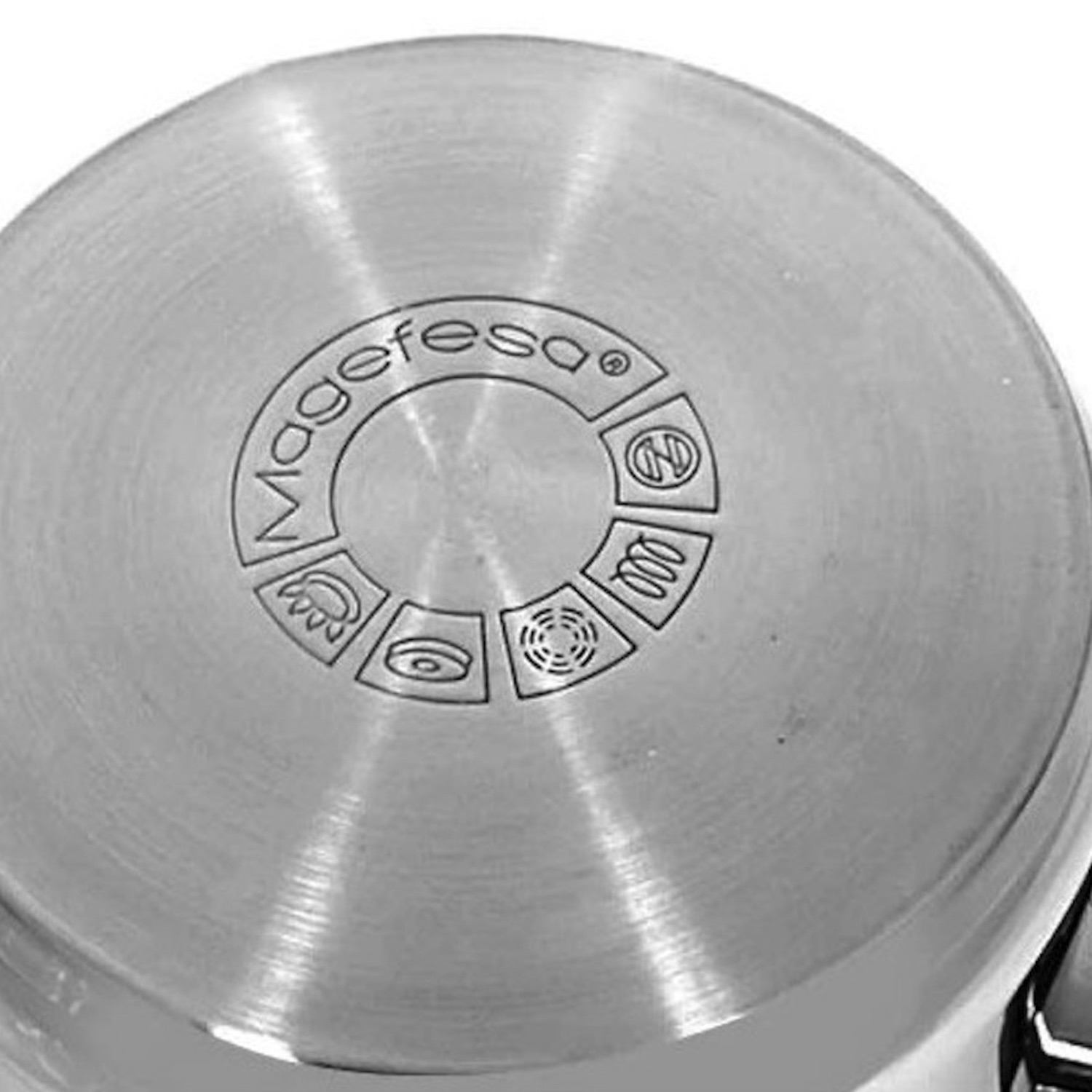 Primer plano de la parte inferior de una olla de acero inoxidable con el logotipo 'magefesa' y varios símbolos.