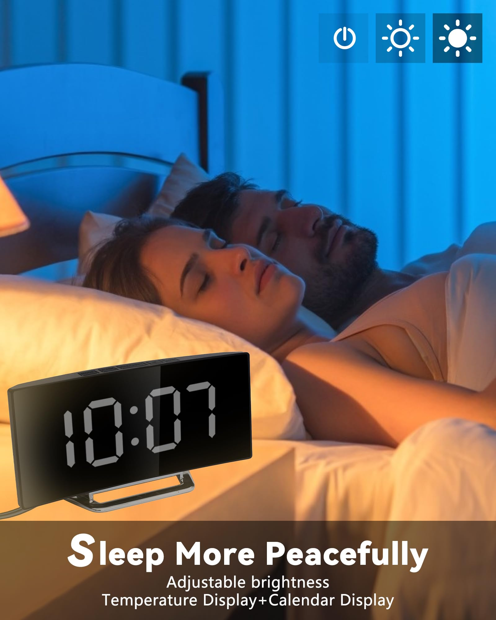 Ein Paar schläft im Bett. Ein Wecker auf dem Nachttisch zeigt 10:07. Der Raum ist mit weichem, blauem Licht beleuchtet.