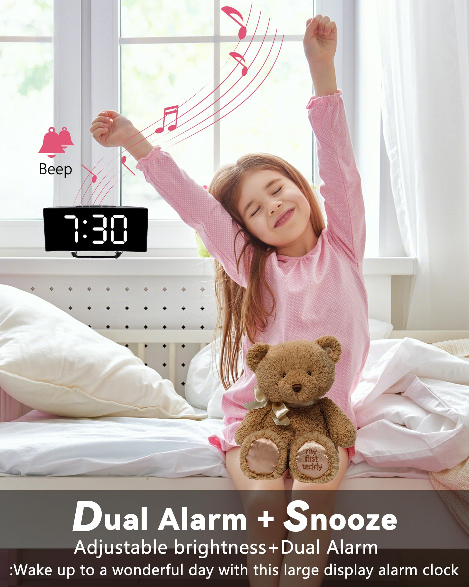 Ein Mädchen reckt sich im Bett neben einem Teddybären, ein Wecker zeigt 7:30 Uhr. Musiknoten und eine Glocke sind gezeichnet.