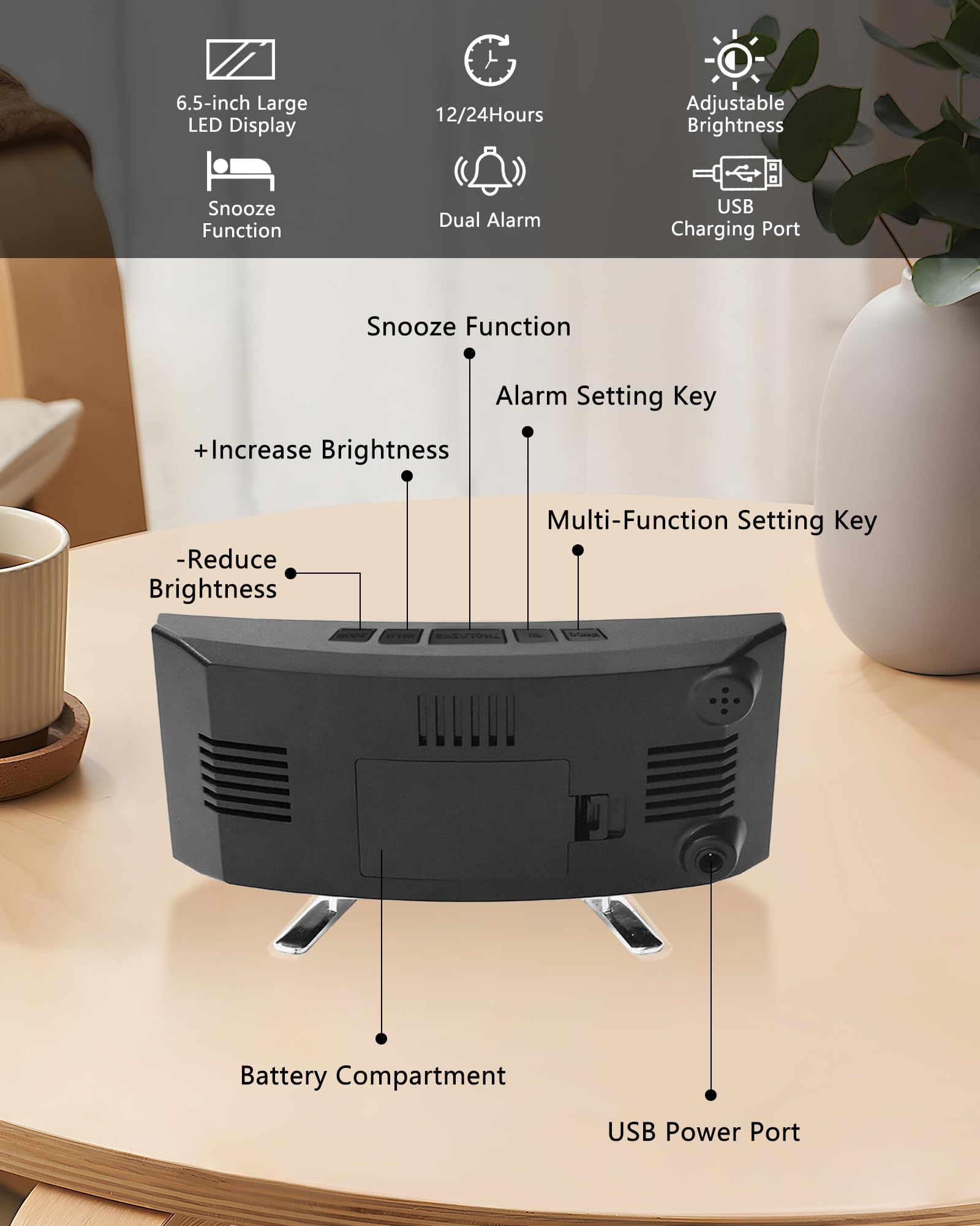 Ein schwarzer Wecker mit Knöpfen, Anschlüssen und Beschriftungen. Enthält eine Schlummerfunktion, Helligkeitseinstellungen und einen USB-Ladeanschluss.