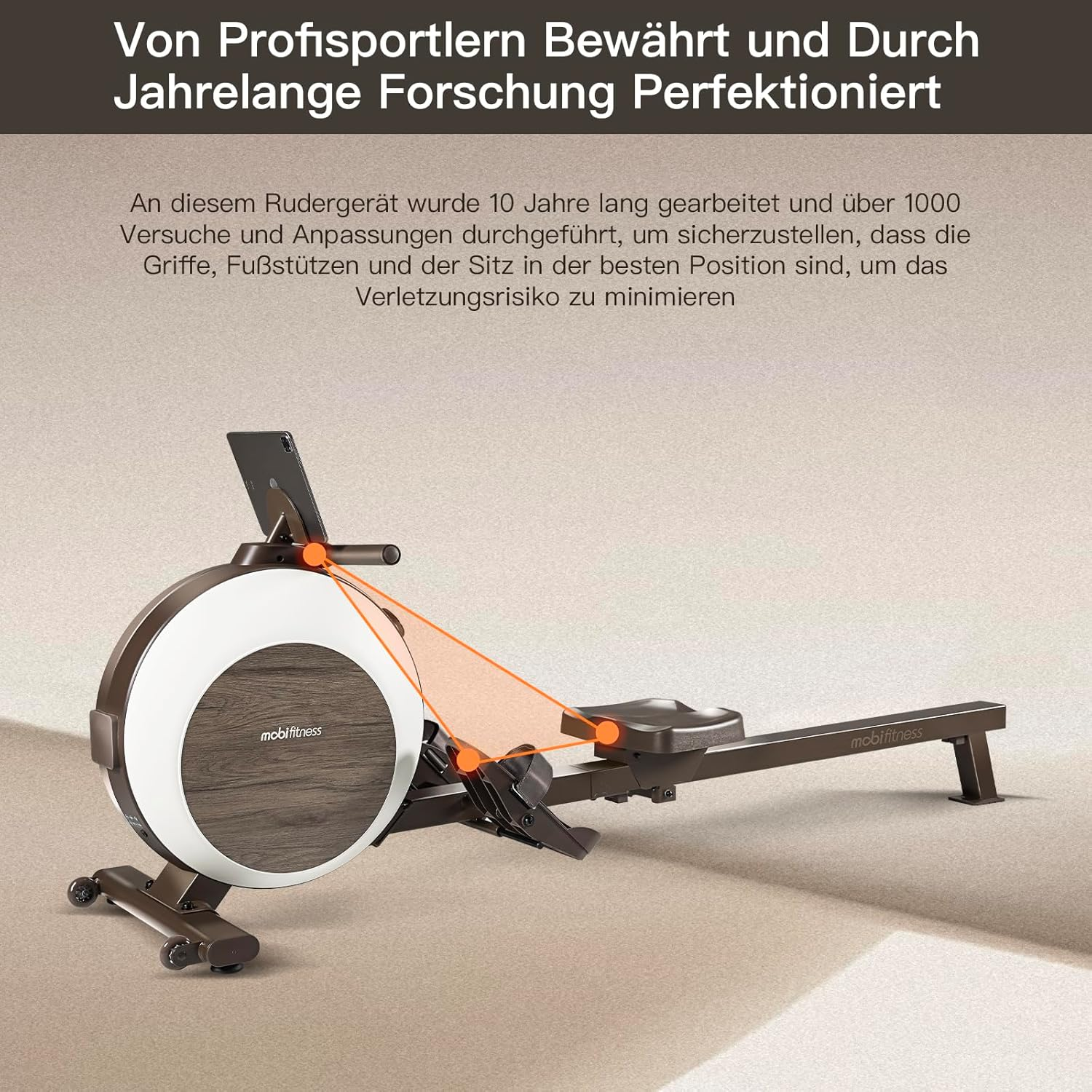 Nahaufnahme eines Rudergeräts. Es ist braun und weiß, mit Tablethalterung und orangefarbener Markierung.