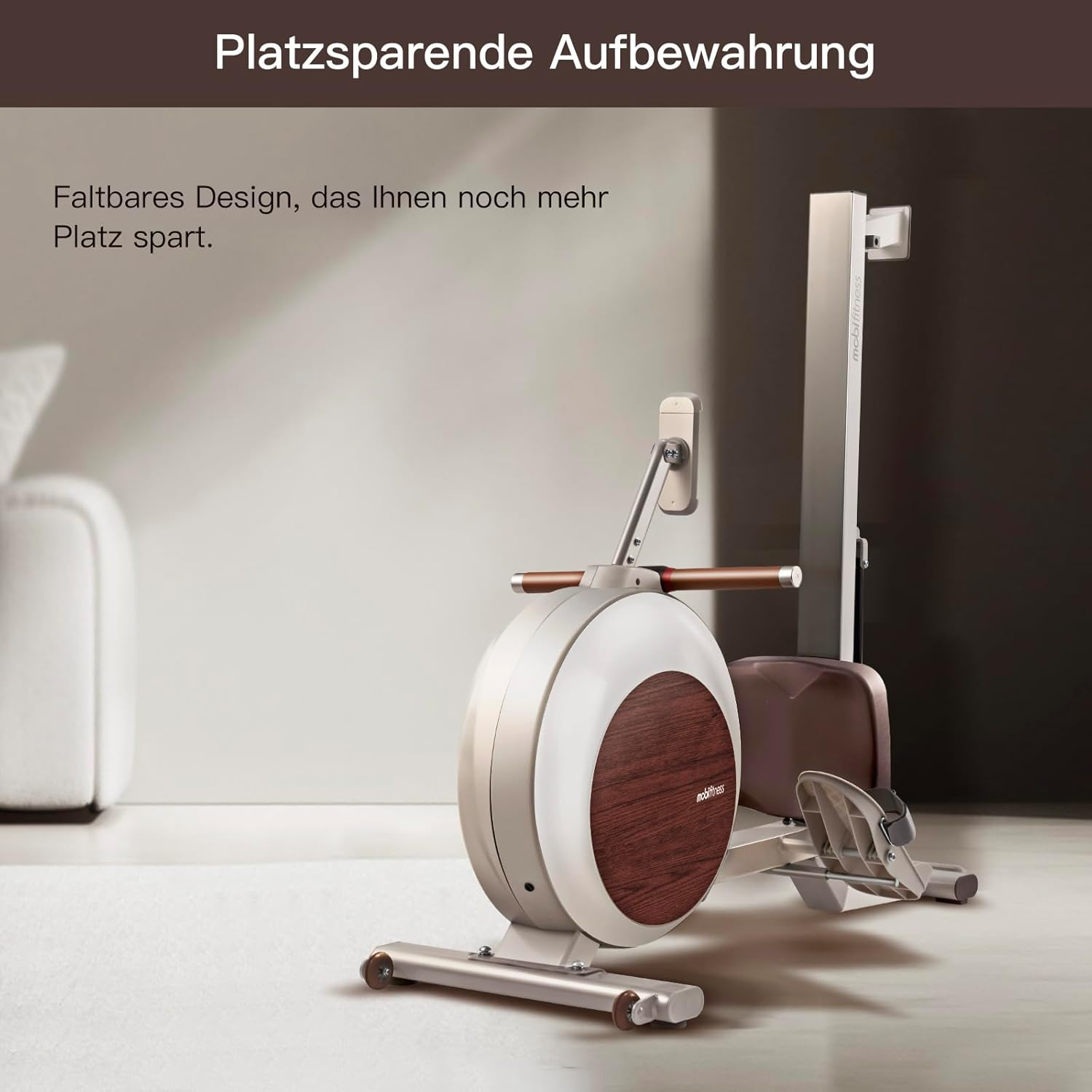 Ein Rudergerät ist an einer Wand hochgeklappt. Es hat ein Holzdesign und ist hellbraun.
