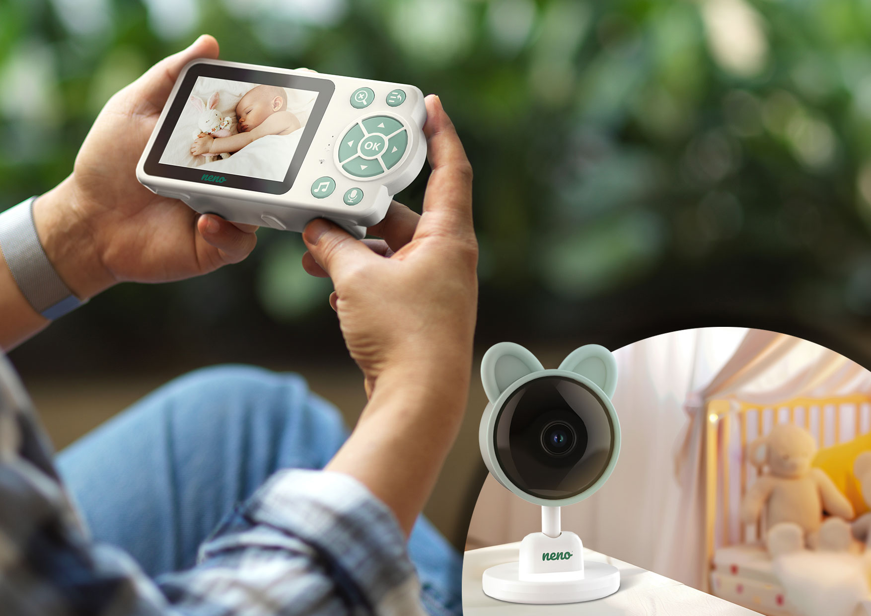 Person hält Babyphone mit schlafendem Baby, im Hintergrund eine Kamera.