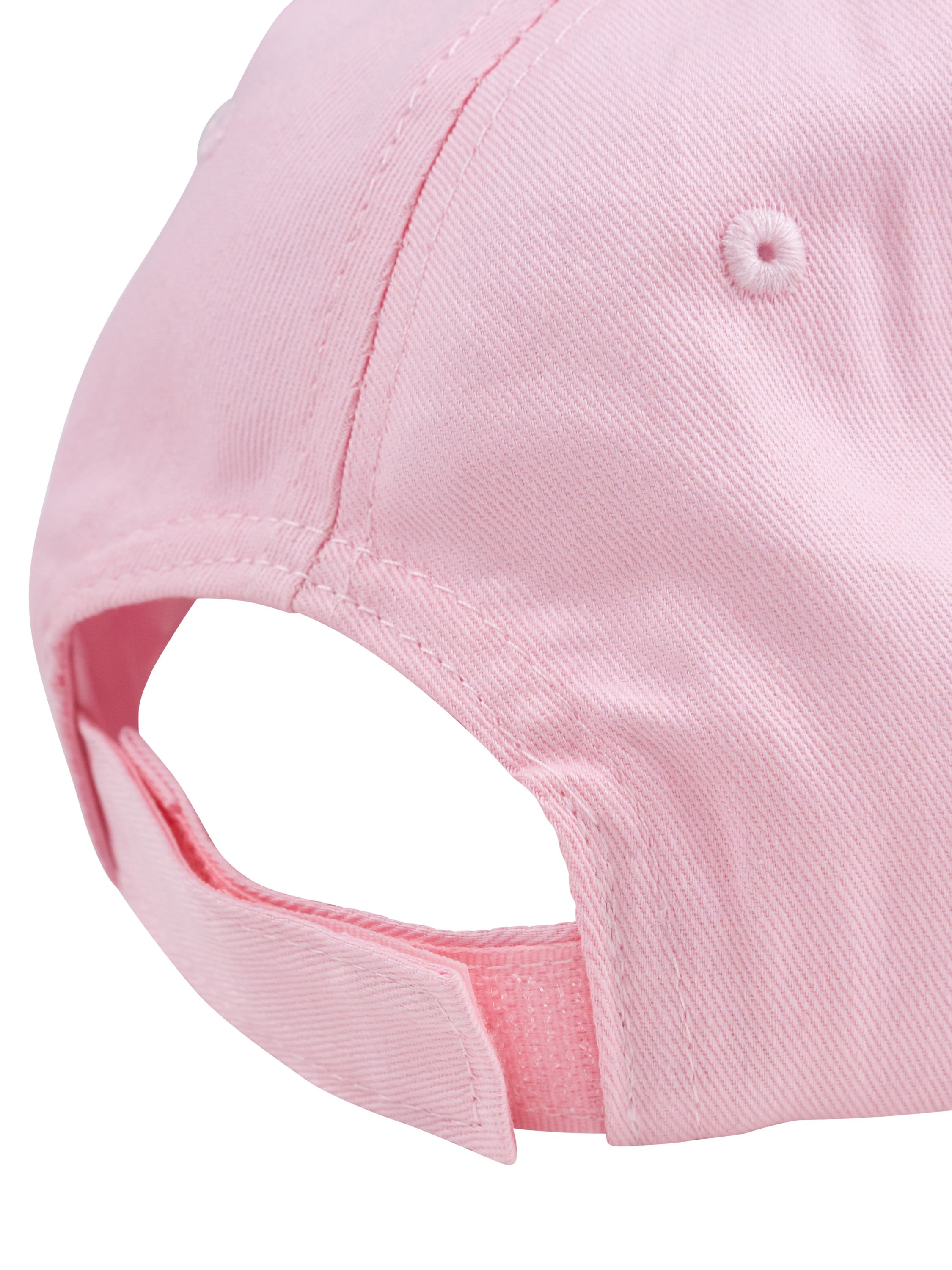 Nahaufnahme der Rückseite einer rosa Kappe wird angezeigt. Die Kappe hat einen rosa Verstellriemen.