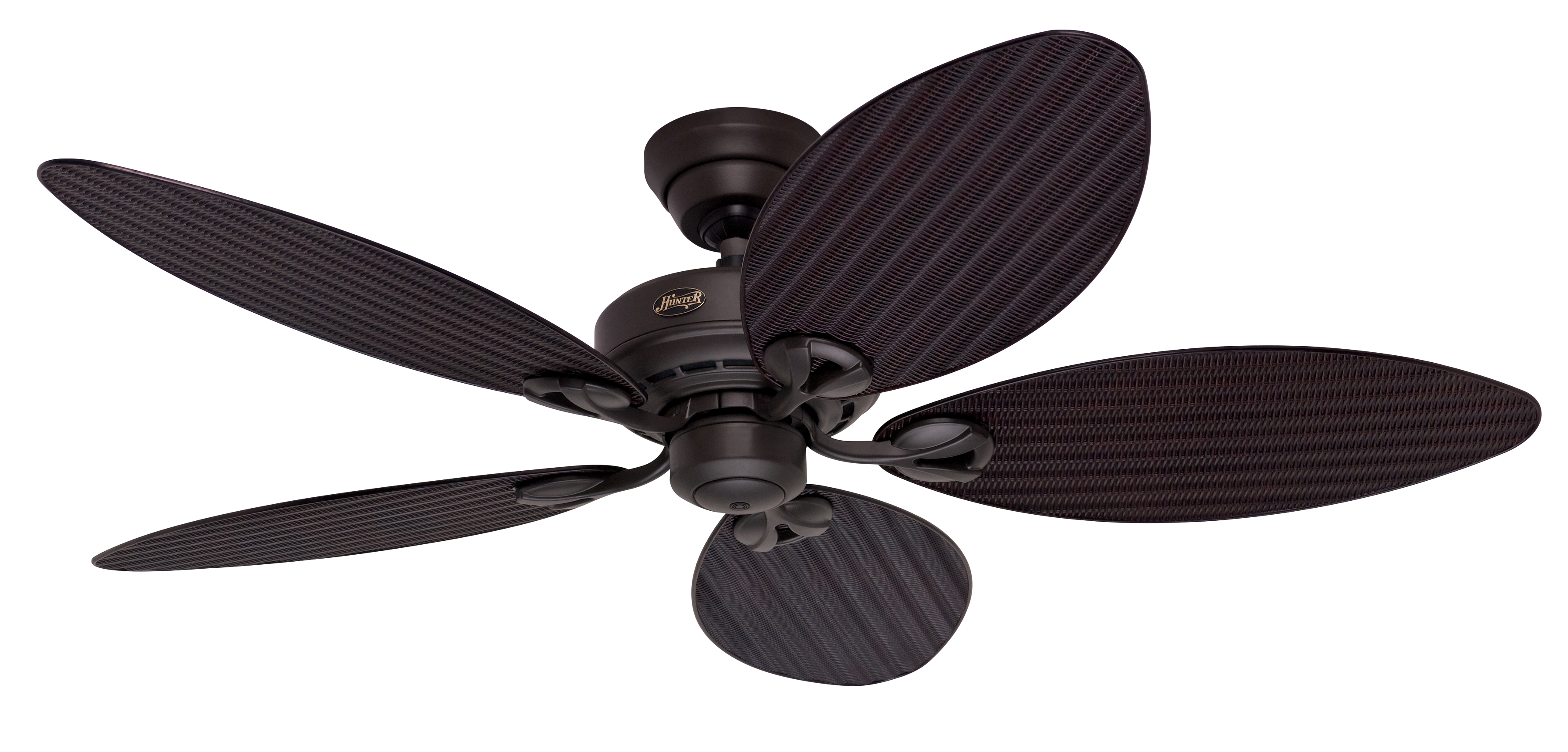 Deckenventilator mit fünf dunkelbraunen, gewebten Blättern. Weißer Hintergrund.