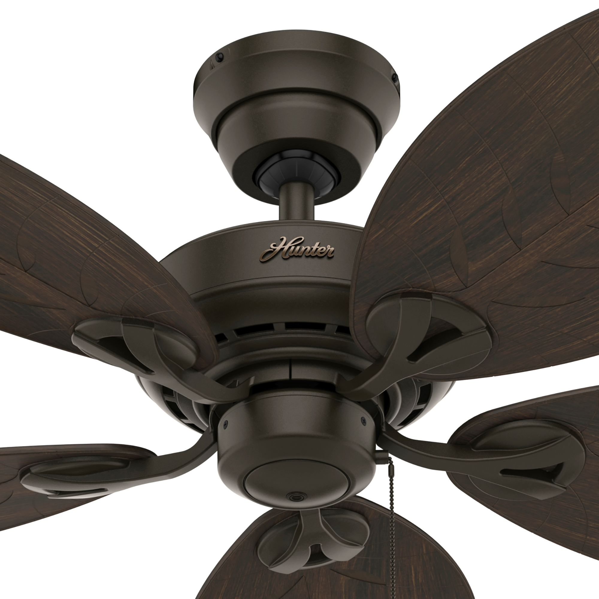 Deckenventilator mit vier dunkelbraunen, blattförmigen Flügeln. Weißer Hintergrund.