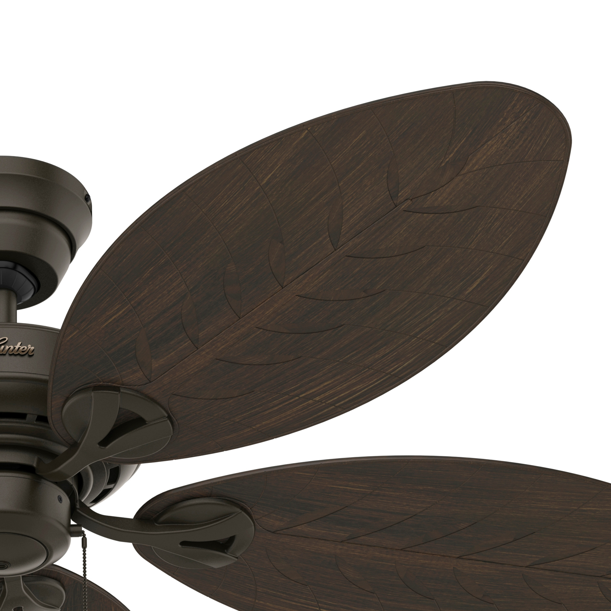 Nahaufnahme eines braunen Deckenventilators mit drei gebogenen, blattförmigen Flügeln. Weißer Hintergrund.