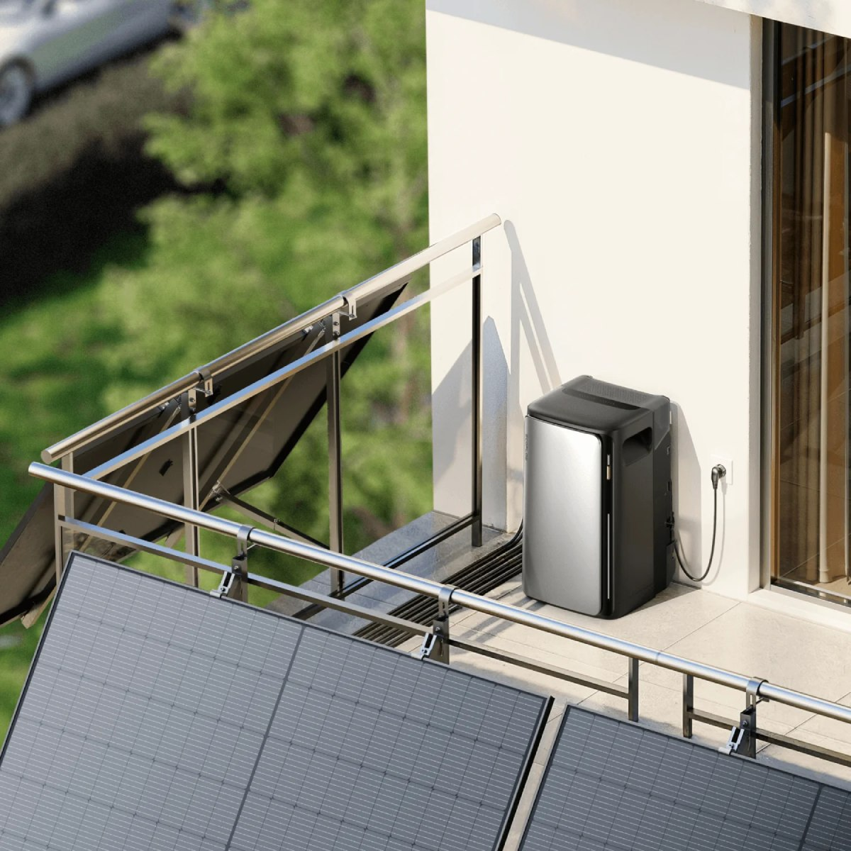 Kraftwerk auf einem Balkon, angeschlossen an eine Steckdose und Solarmodule.