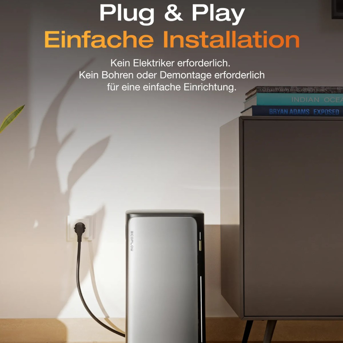Ein silbernes EcoFlow-Gerät, das an eine Wand angeschlossen ist, mit Büchern und einem Schrank im Hintergrund.