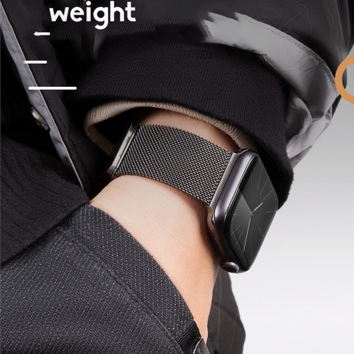 Eine Person, die eine Smartwatch mit Metallband trägt. Die Uhr ist schwarz und am Handgelenk.