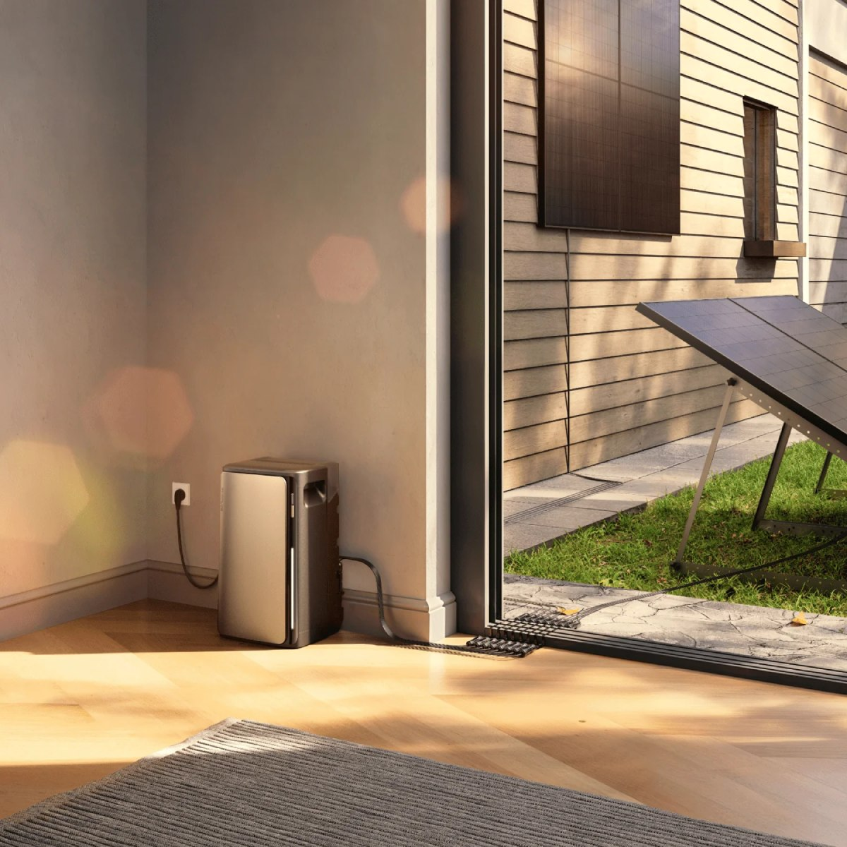 Solarpanelanlage im Freien installiert. Batterie, Steckdose und Paneele sichtbar. Grünes Gras und Holzboden.