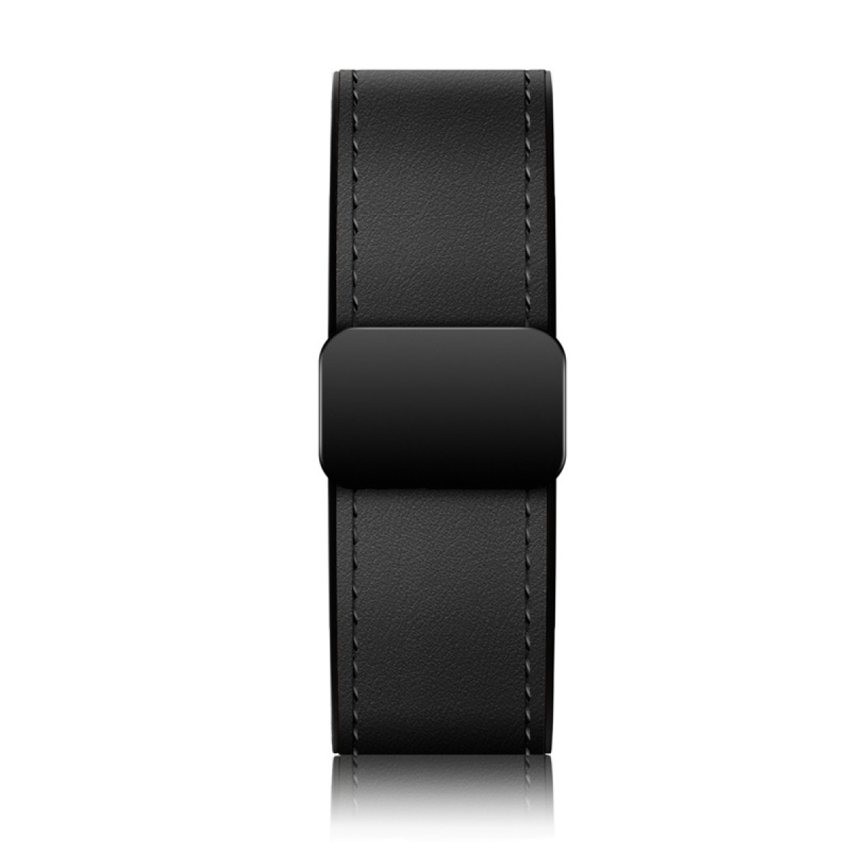 Schwarzes Lederarmband mit schwarzem Metallverschluss auf weißem Hintergrund.
