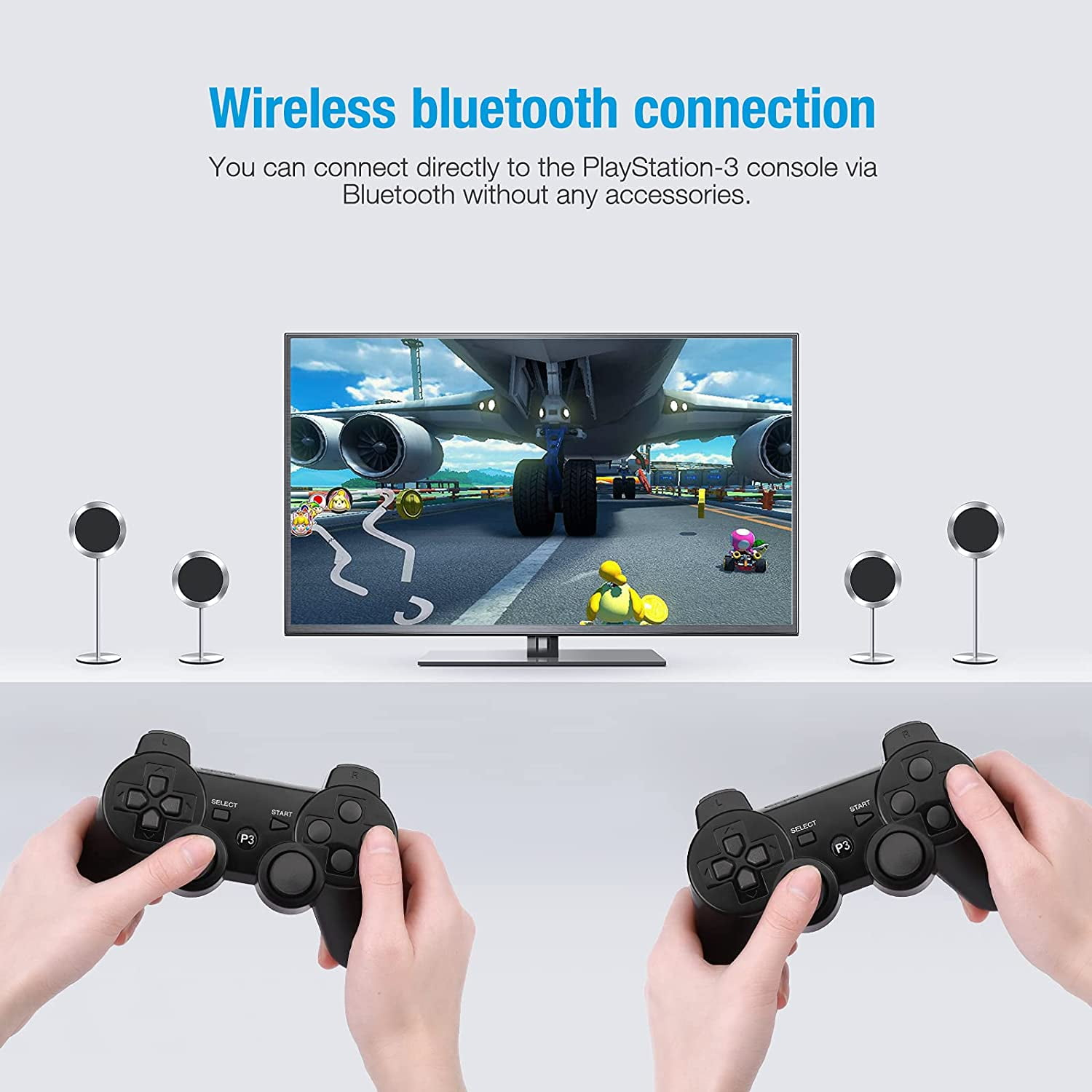 Zwei Hände halten schwarze Gamecontroller, die auf einen Fernseher mit Rennspiel zeigen, umgeben von Lautsprechern.