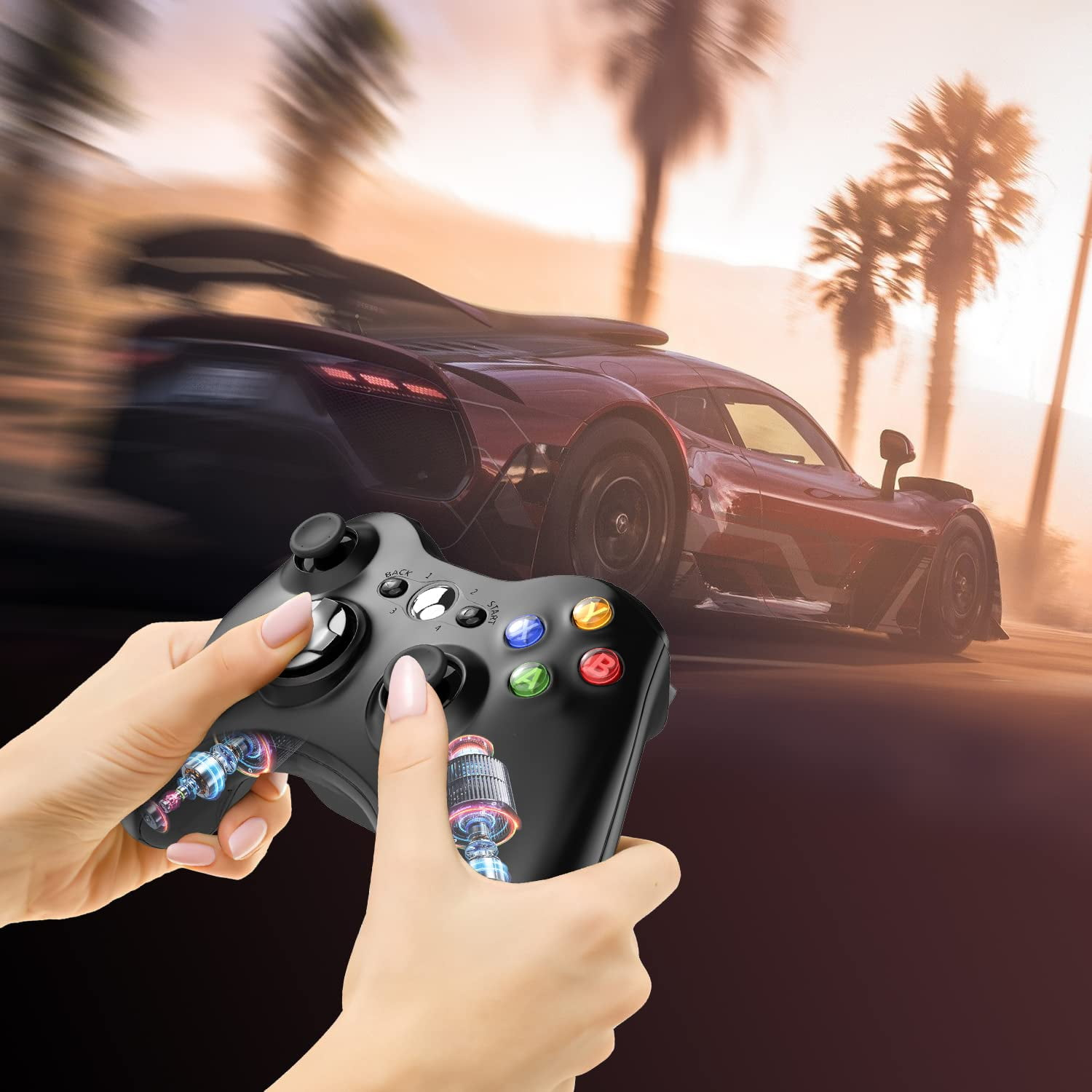 Hände halten einen schwarzen Gamecontroller vor einer Autorennszene. Der Controller hat farbige Tasten.