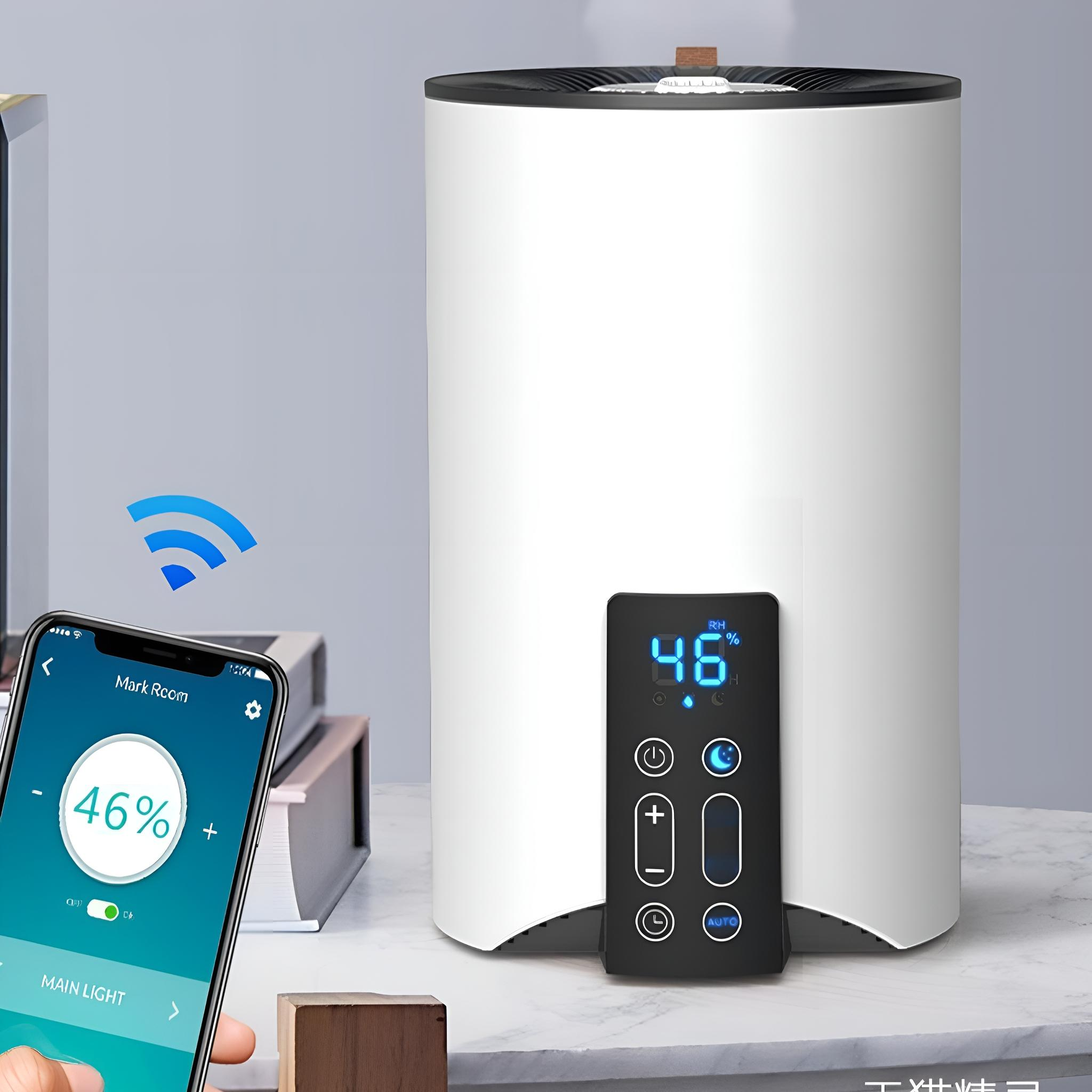 Ein intelligenter Luftbefeuchter mit digitaler Anzeige und ein Smartphone, das eine Steuerschnittstelle anzeigt.