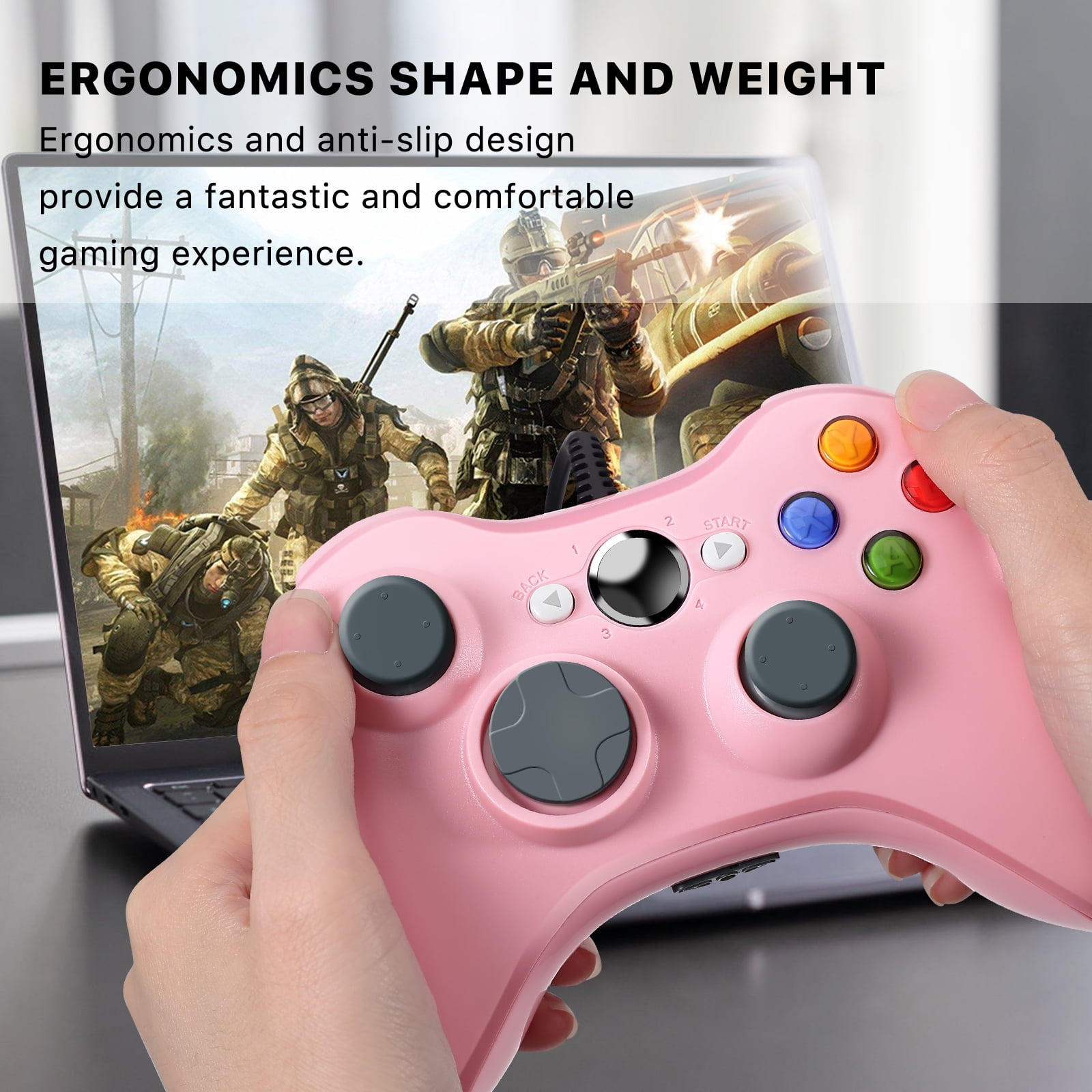 Eine Person hält einen rosa Gamecontroller, im Hintergrund ist ein Laptop mit einer Spielszene zu sehen.