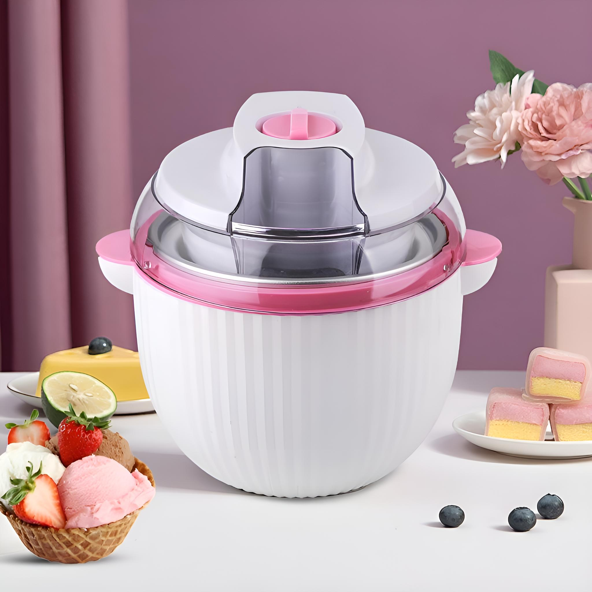 Eine Eismaschine mit rosa Akzent steht auf einem weißen Tisch, daneben Eiswaffeln.