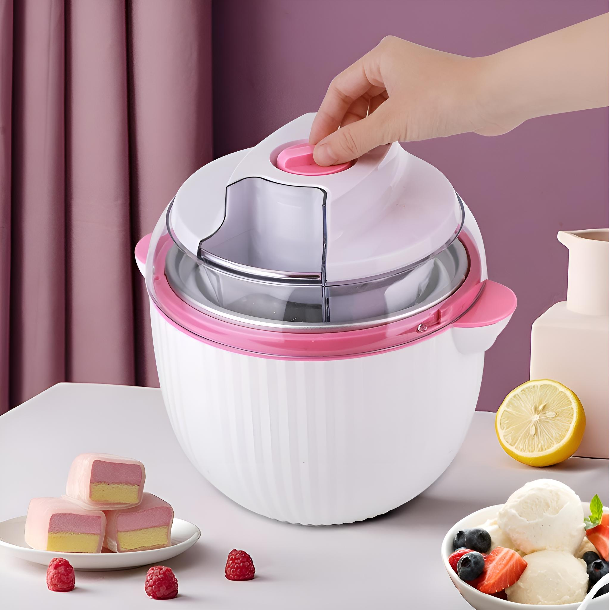 Eismaschine. Eine Hand drückt einen Knopf. Eis und Früchte sind im Hintergrund.