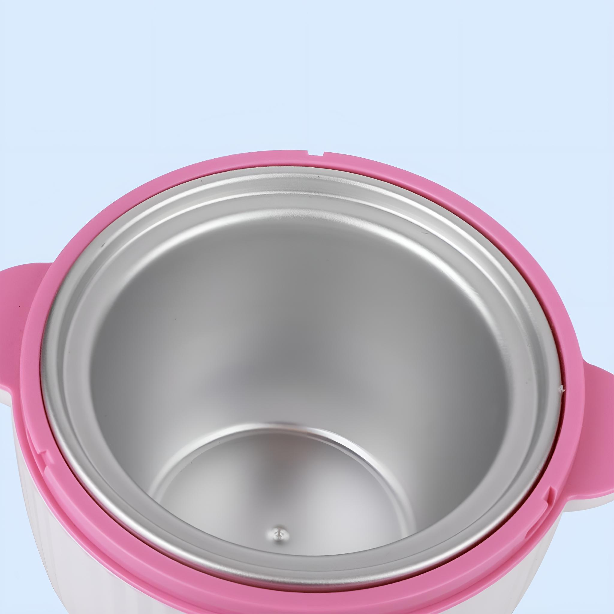 Nahaufnahme eines rosa-weißen Behälters. Im Inneren befindet sich ein silberner Metallbehälter. Hellblauer Hintergrund.