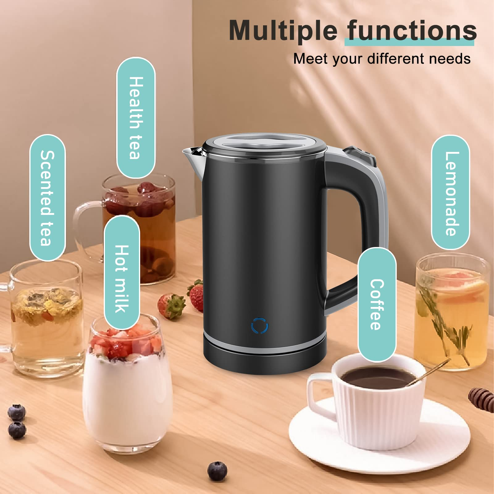 Ein schwarzer Wasserkocher mit verschiedenen Getränken: Tee, heiße Milch, Kaffee, Limonade. Verschiedene Tassen voller Getränke, servierfertig.
